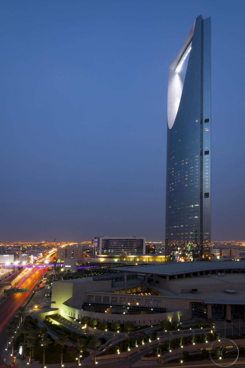 جريدة الرياض برج المملكة في العاصمة الرياض يتزين بألوان نادي الهلال